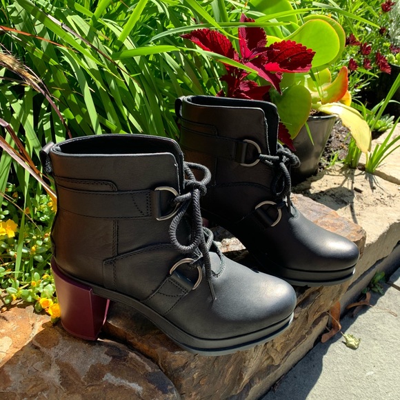 sorel margo lace boot